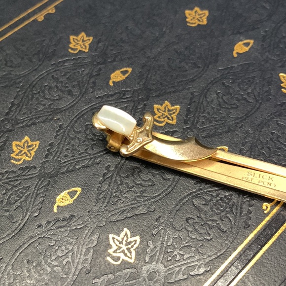 Vintage gold tone metal SLICK tie clip with Mother of Pearl daggers / knives - Picture 11 of 13